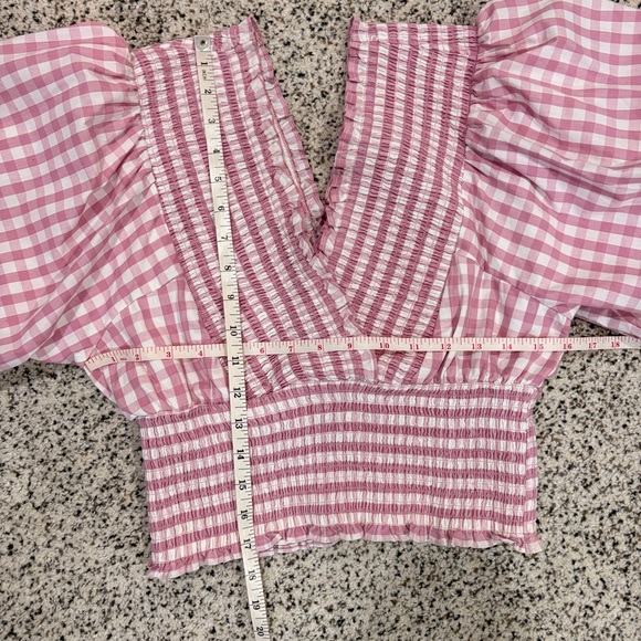 A&F PINK GINGHAM CROP TOP
M - Picture 9 of 11
